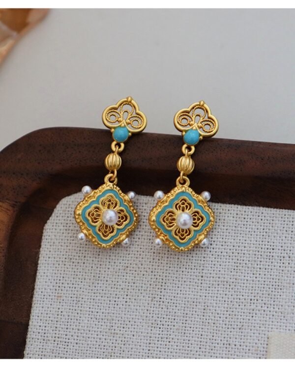 E023: Four-leaf clover faux pearl earrings - Image 2